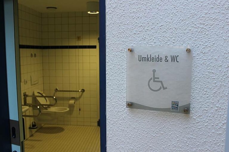 Barrierefreie Umkleiden und Duschen