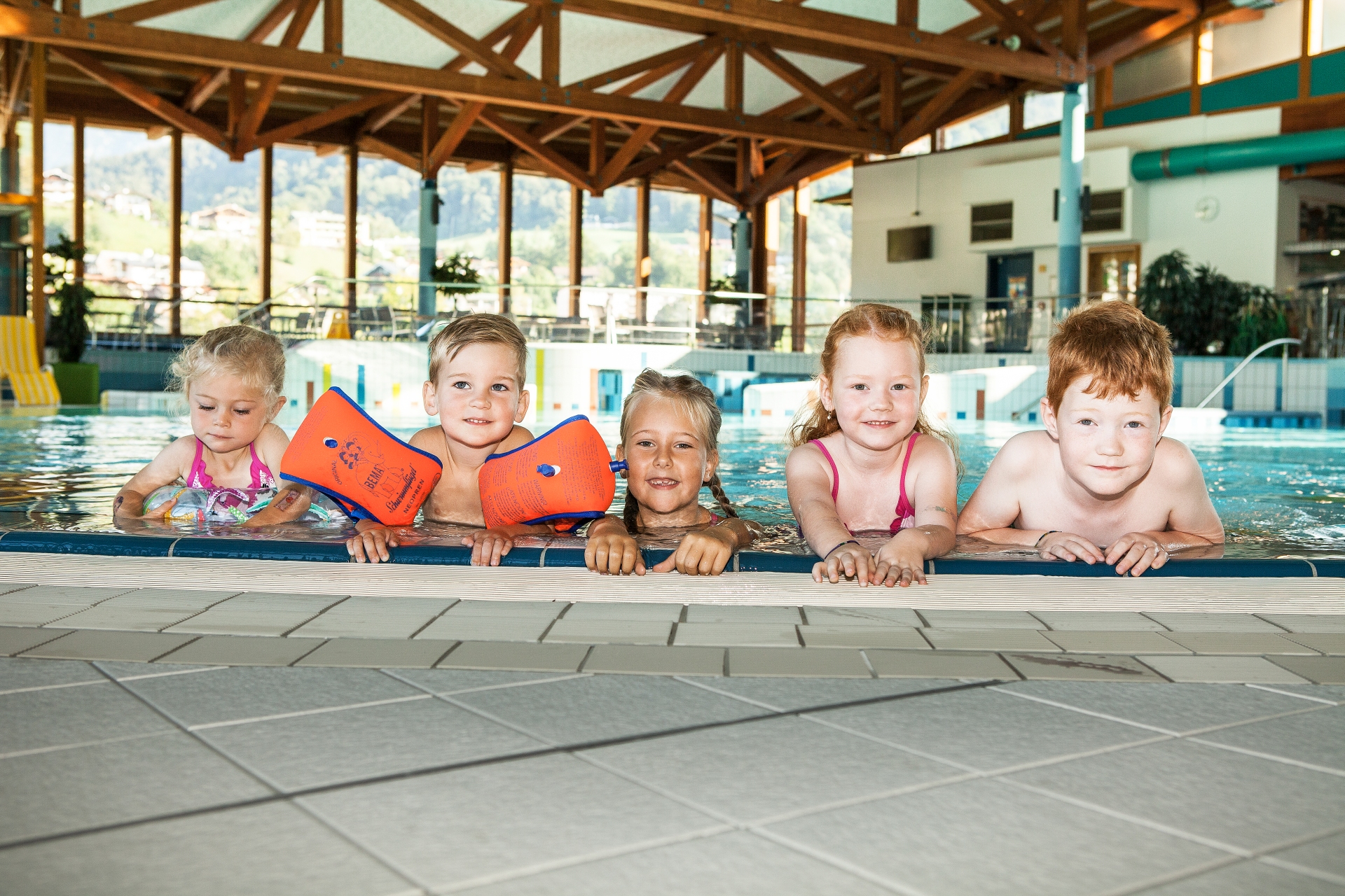 5 Kinder am Beckenrand 5 Kinder am Beckenrand